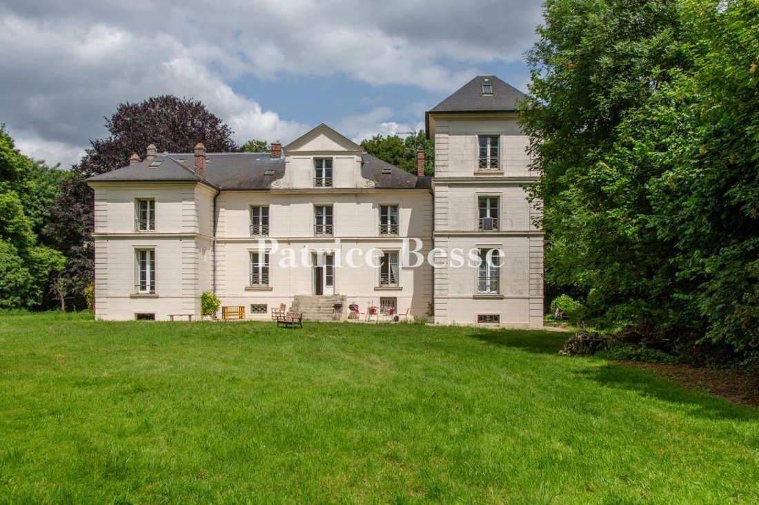 Le Château des Murmures – A Moated Haven of Timeless Elegance, 35km from Paris