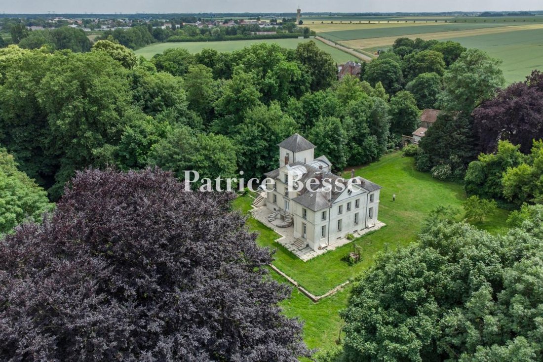 Le Château des Murmures – A Moated Haven of Timeless Elegance, 35km from Paris