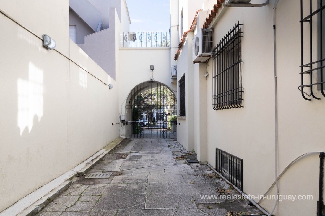 Villa in Montevideo, Departamento de Montevideo, Uruguay 3 - 15808586