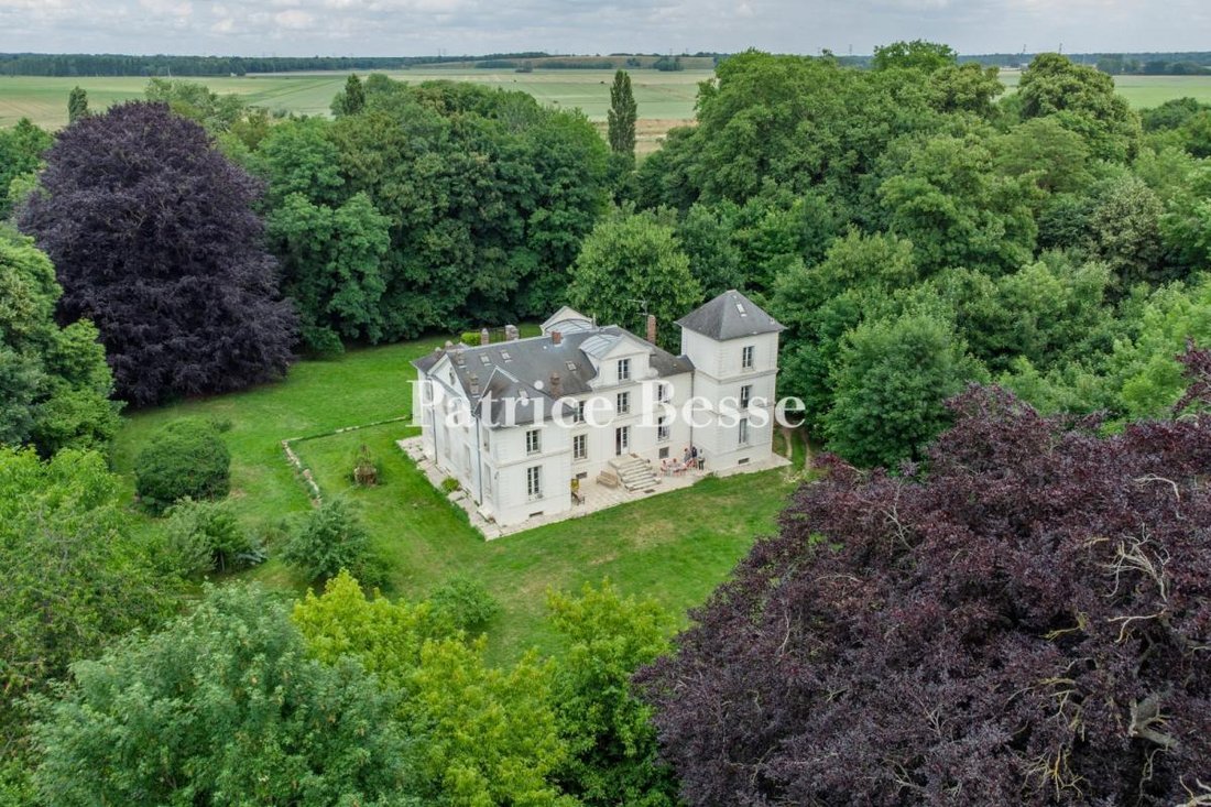 Le Château des Murmures – A Moated Haven of Timeless Elegance, 35km from Paris