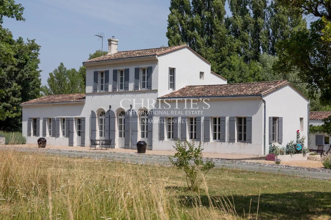 Estate in Nord Est, Saint-André-de-Cubzac, France 4 - 15808799
