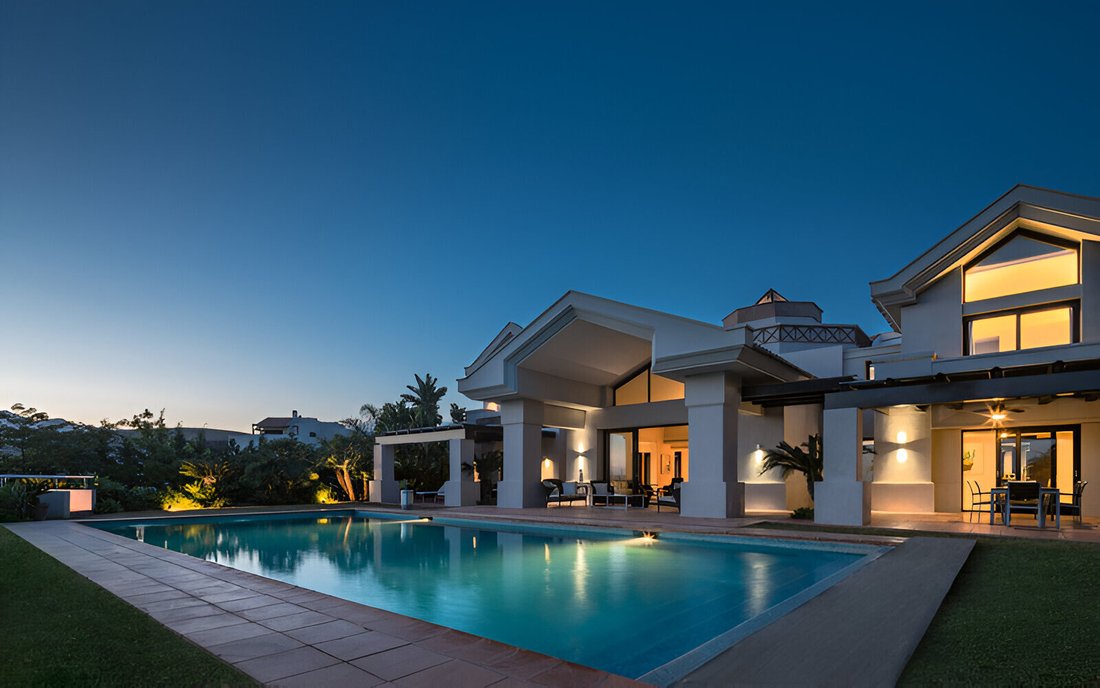 Villa in Cancelada, Estepona, Andalusia 2 - 15812252