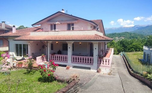 Villa in Licciana Nardi, Tuscany, Italy 1