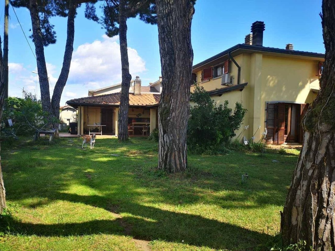 Villa in Marina di Carrara, Tuscany, Italy 1 - 15817519