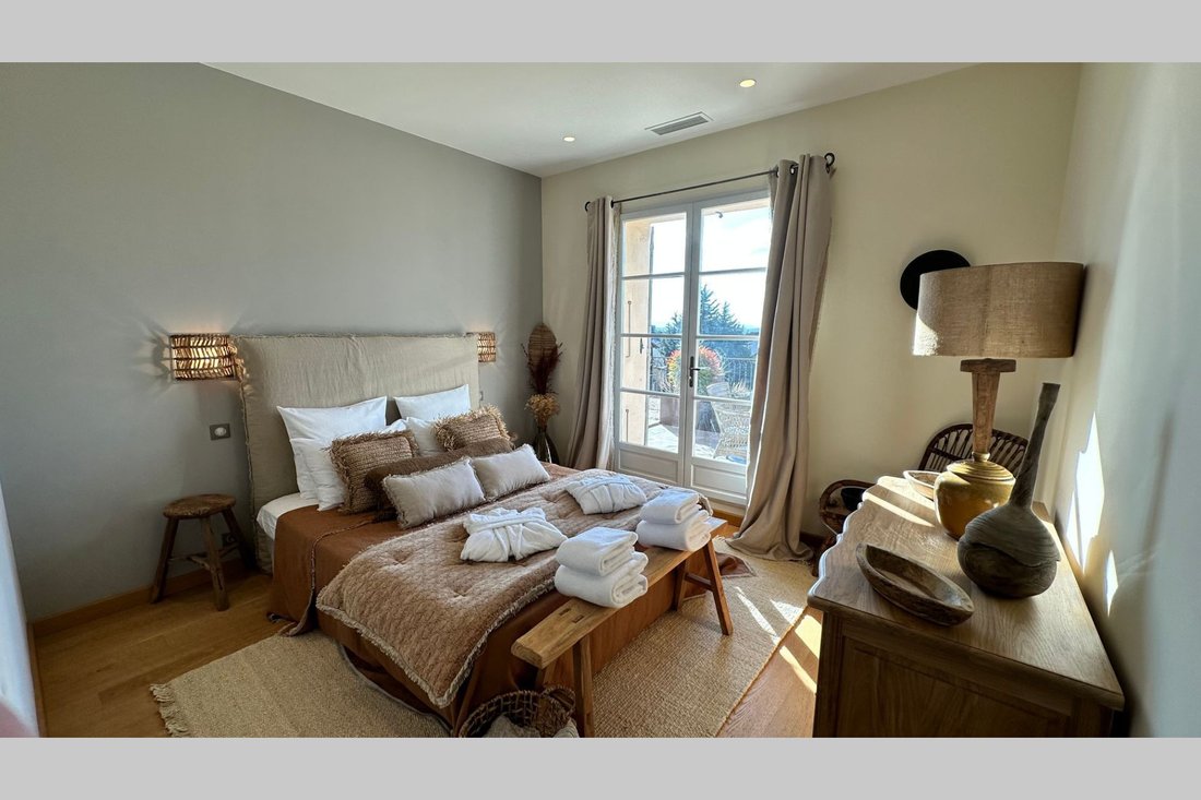 A Vineyard Crown in Châteauneuf-du-Pape’s Golden Heart - 5