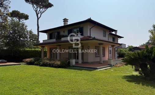 Villa in Vittoria Apuana, Forte dei Marmi, Tuscany 1