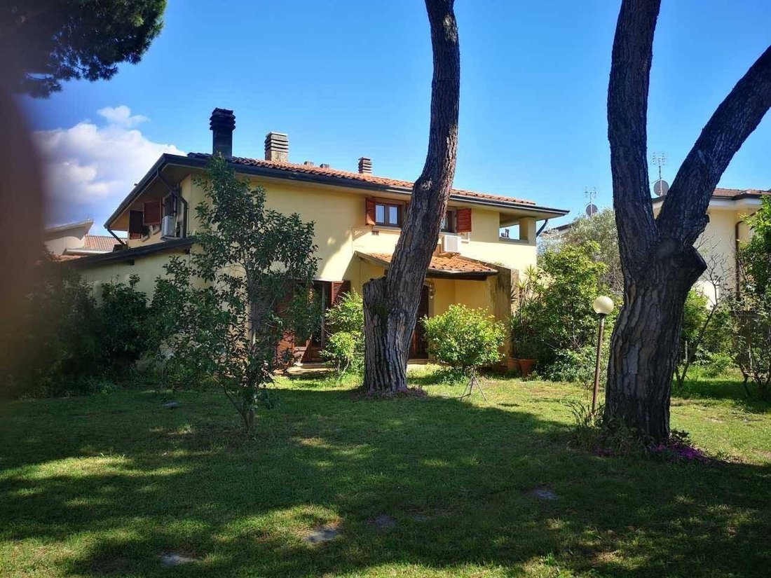 Villa in Marina di Carrara, Tuscany, Italy 2 - 15817519