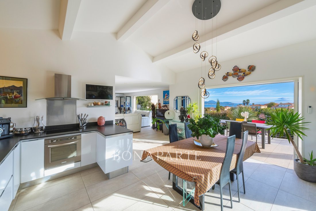 La Villa des Étoiles: Where Azure Skies Kiss the Mediterranean