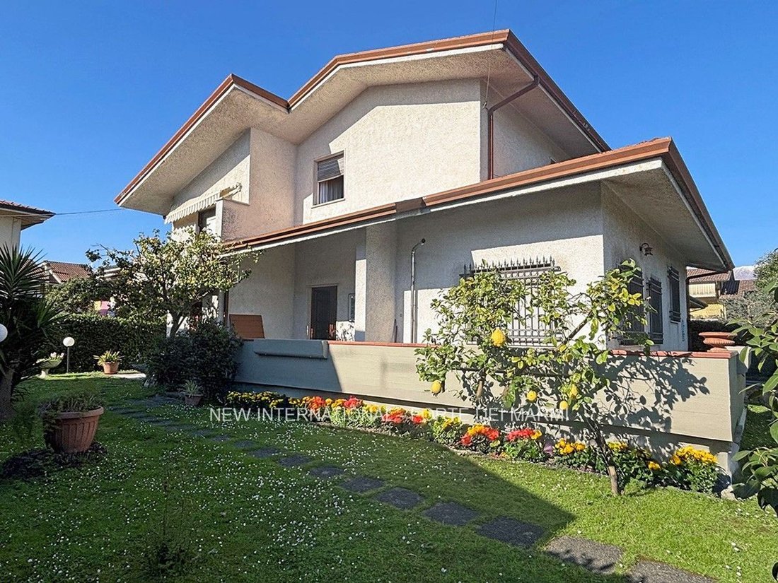 House in Ronchi, Massa, Italy 2 - 15823740