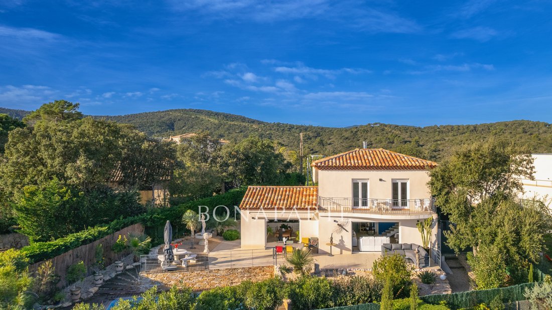 La Villa des Étoiles: Where Azure Skies Kiss the Mediterranean
