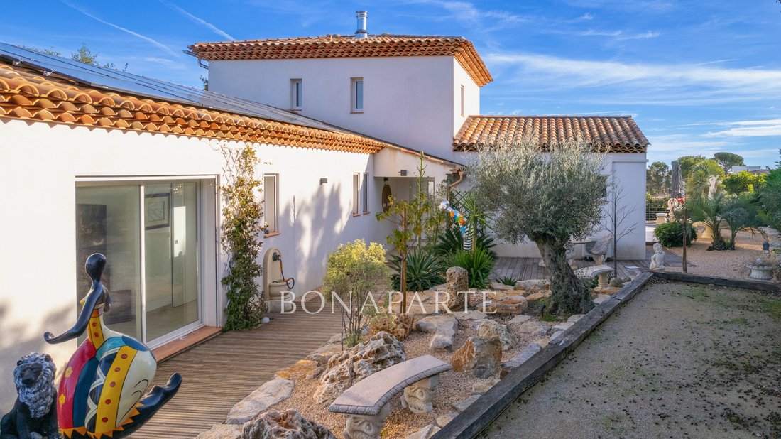 La Villa des Étoiles: Where Azure Skies Kiss the Mediterranean