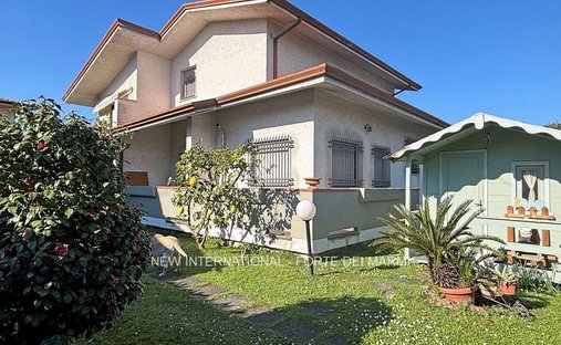 House in Ronchi, Massa, Italy 1