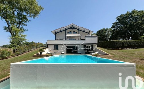 House in Creon, Nouvelle-Aquitaine, France 1