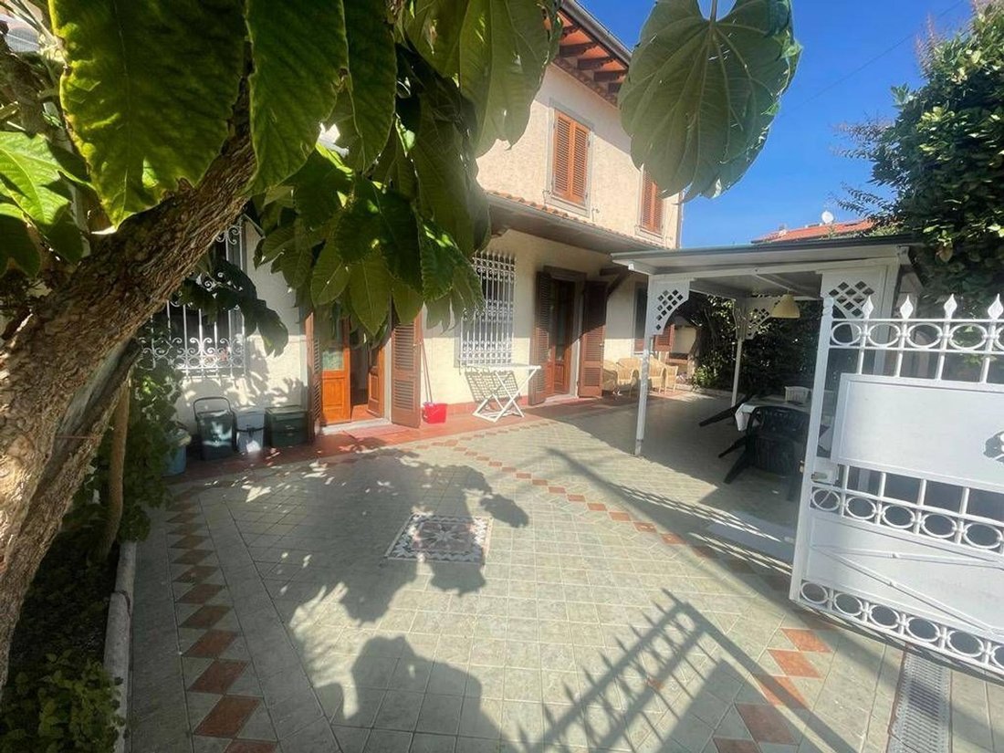 Townhouse in Vittoria Apuana, Forte dei Marmi, Tuscany 1 - 15817524