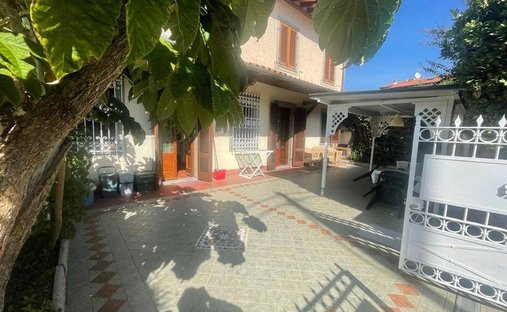 Townhouse in Vittoria Apuana, Forte dei Marmi, Tuscany 1
