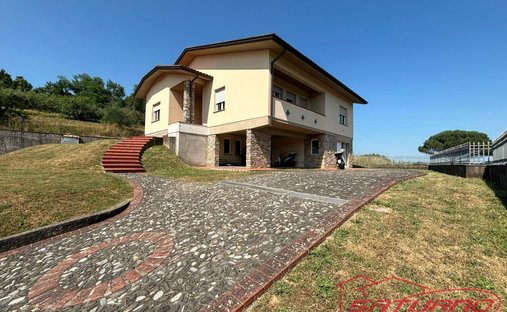 Villa in San Macario In Piano, Lucca, Tuscany 1
