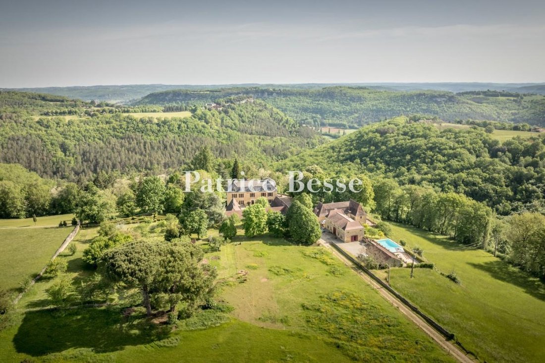 Whispers of Périgord: A 17th-Century Château Crowned by Wild Solitude