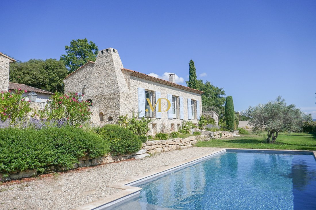 Luberon’s Timeless Embrace: An 18th-Century Haven Between Past & Present