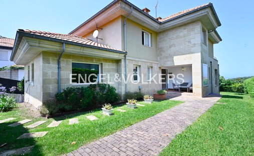House in San Vicente de la Barquera, Cantabria, Spain 1