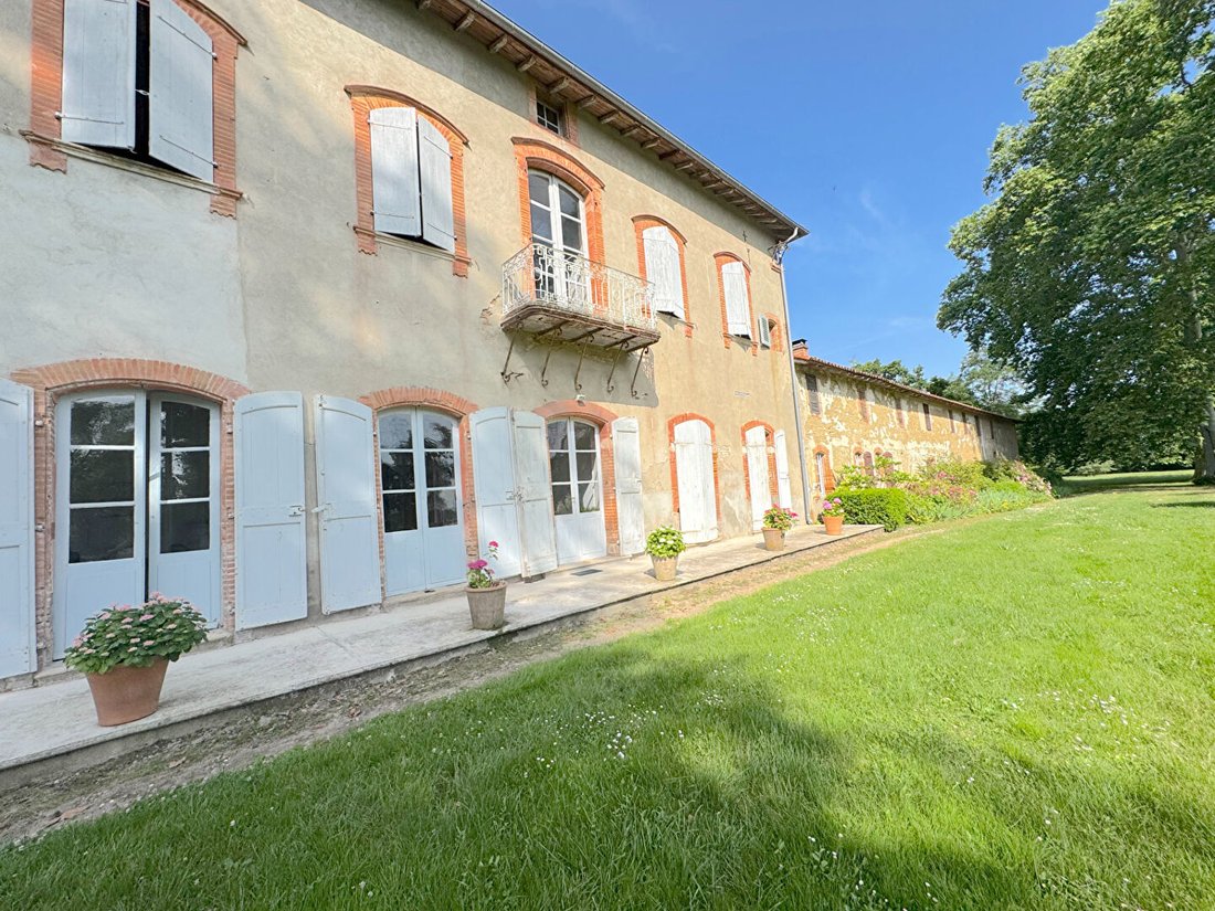 Saverdun, Occitania, France 2 - 15825465