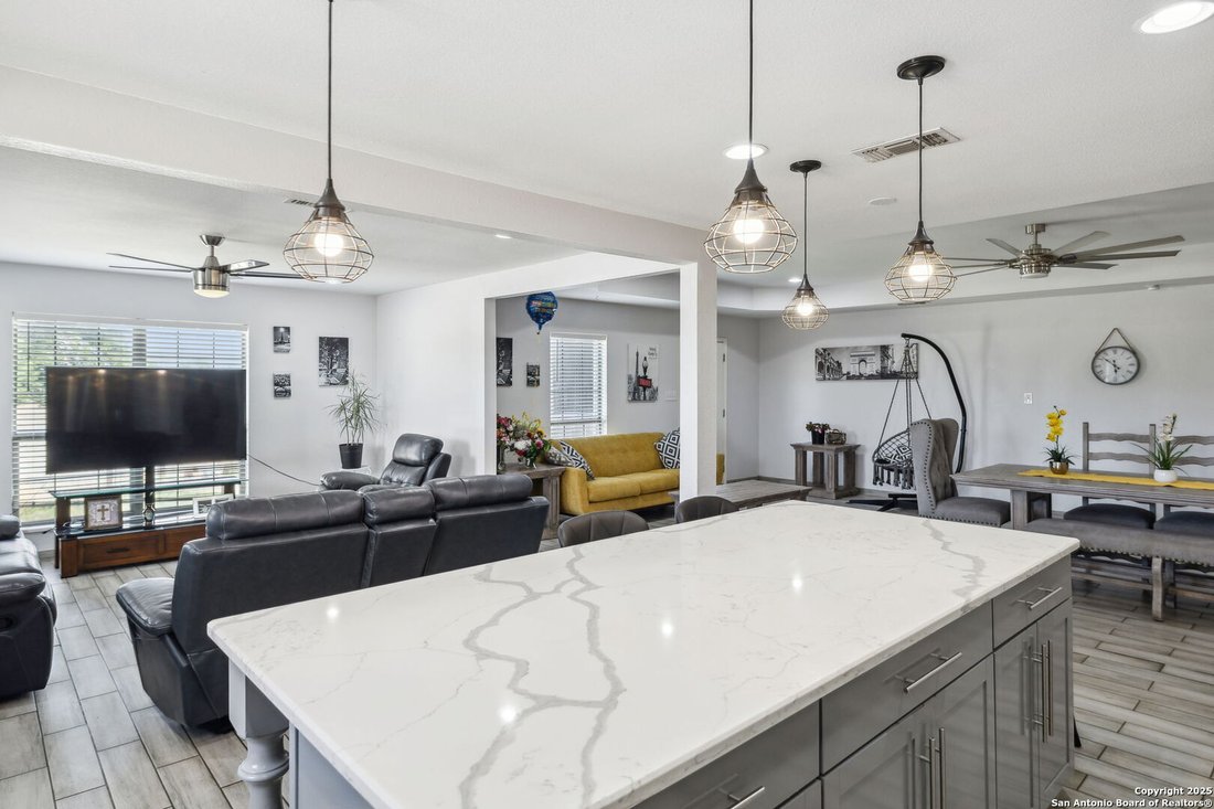 House in Adkins, Texas, United States 4 - 15827074