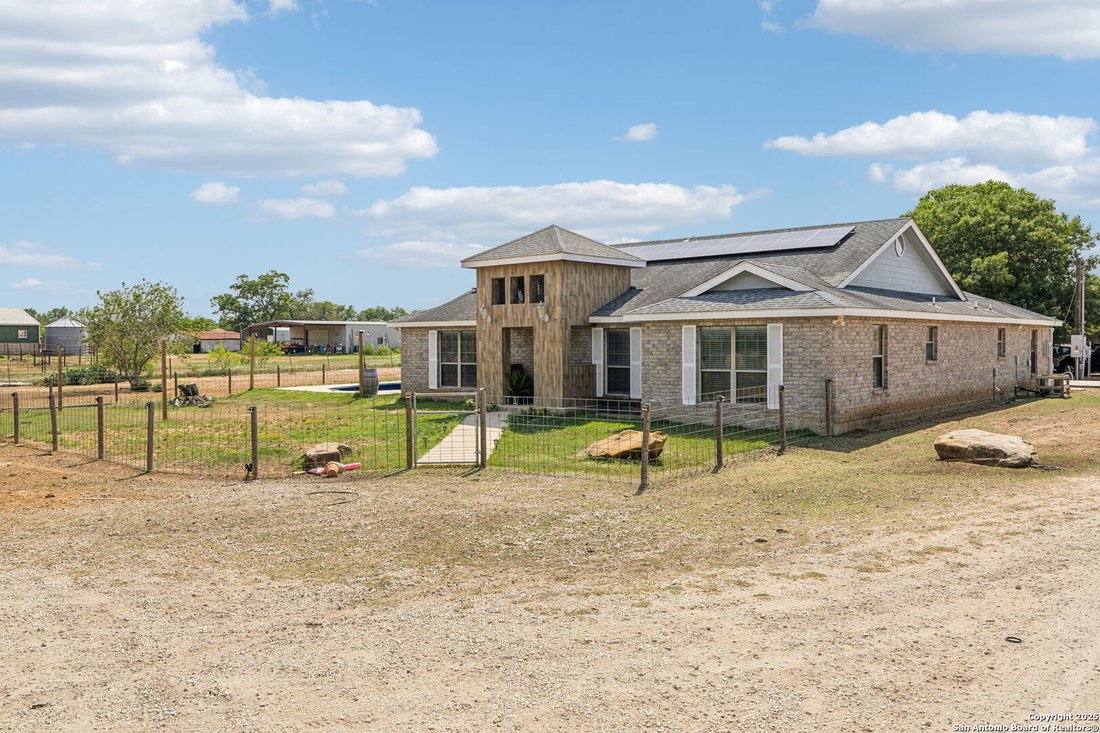 House in Adkins, Texas, United States 2 - 15827074