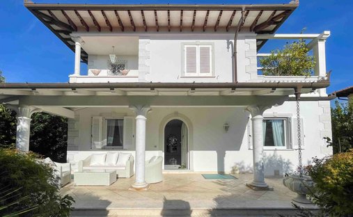 Villa in Pietrasanta, Tuscany, Italy 1