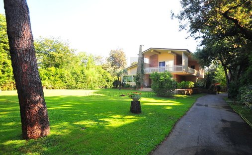 Villa in Pietrasanta, Tuscany, Italy 1