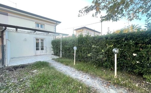 Villa in Pietrasanta, Tuscany, Italy 1