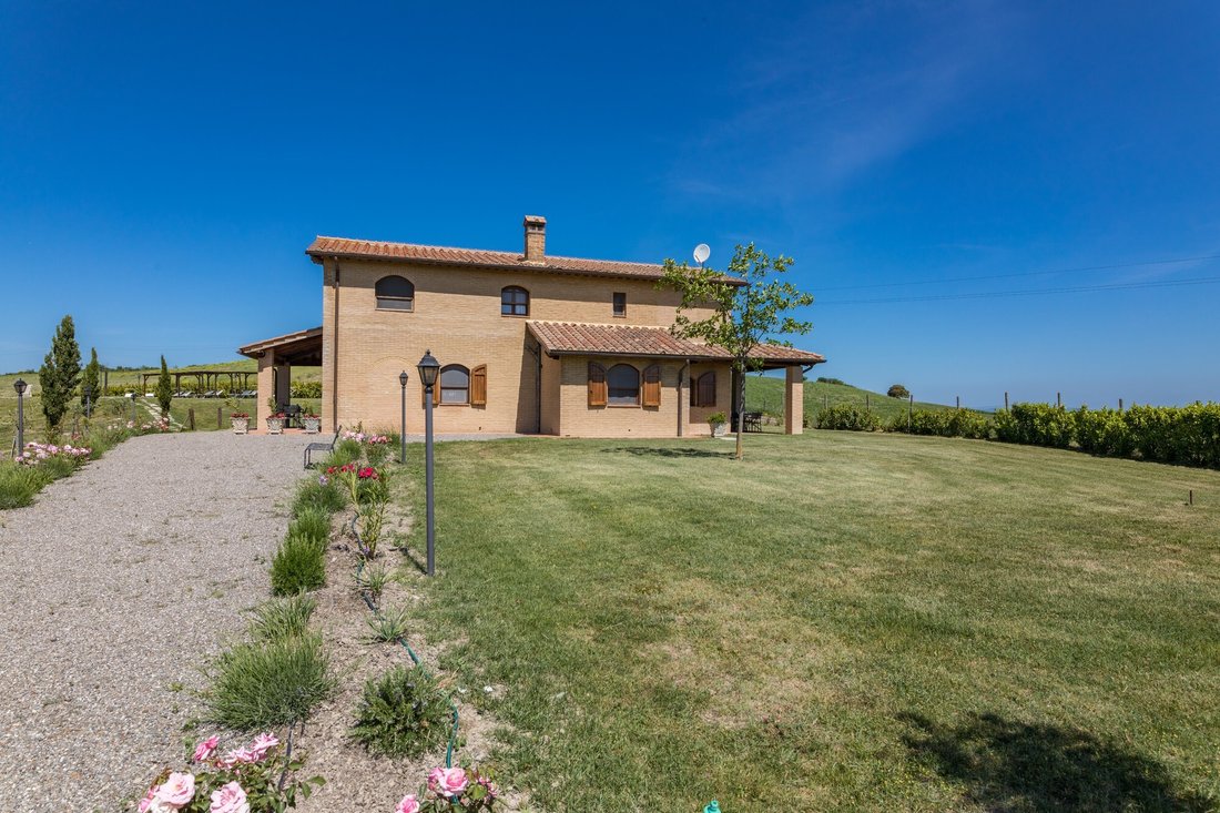 Estate in Montalcino, Tuscany, Italy 3 - 15828692