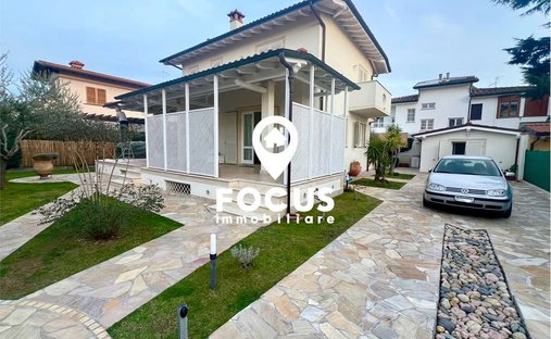 Villa in Pietrasanta, Tuscany, Italy 1