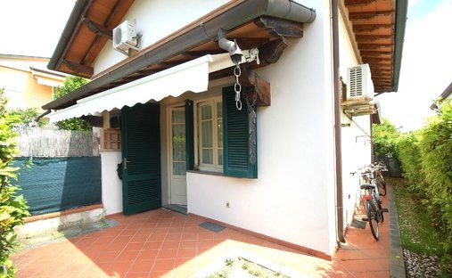 Villa in Pietrasanta, Tuscany, Italy 1