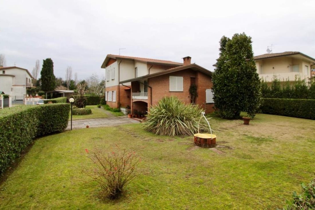 Villa in Pietrasanta, Tuscany, Italy 2 - 15828851