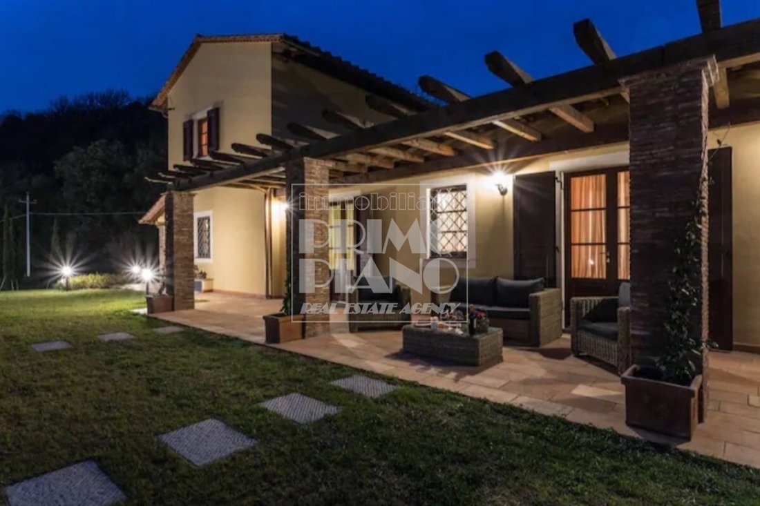 Villa in Historic Center, Lucca, Tuscany 1 - 15829347