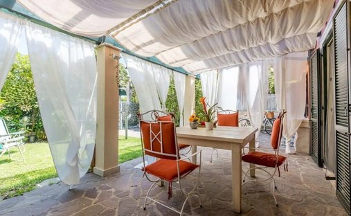 Villa in Pietrasanta, Tuscany, Italy 1