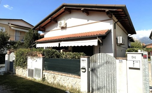 Villa in Pietrasanta, Tuscany, Italy 1