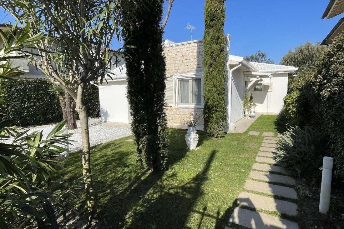 House in Pietrasanta, Tuscany, Italy 4 - 15829484