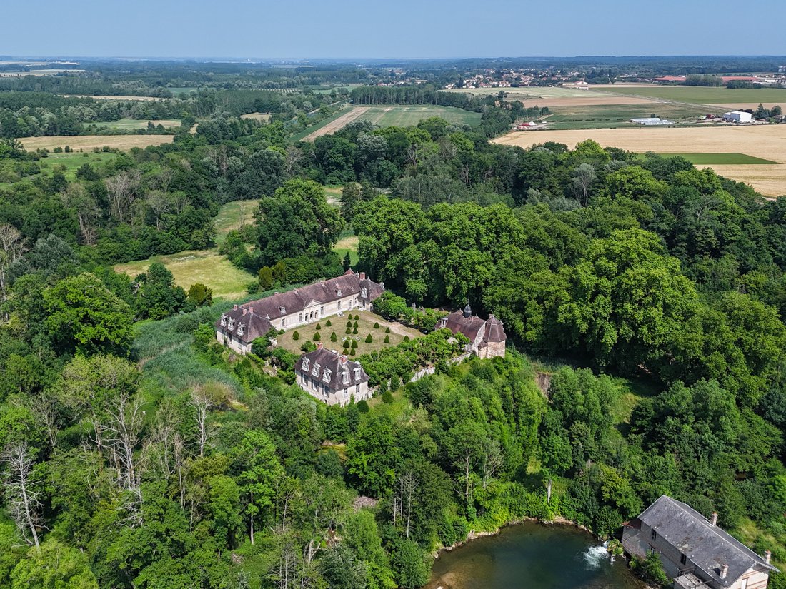 Sumptuous And Very Elegant 18th Century In Vitry Le François, Grand Est, France For Sale