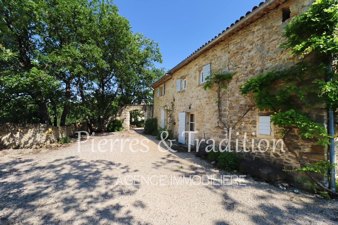 Estate in Céreste-en-Luberon, Provence-Alpes-Côte d'Azur, France 2 - 15831346
