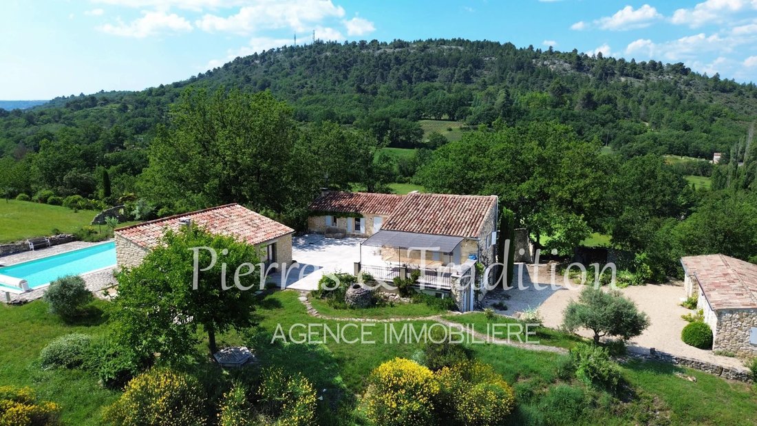 Estate in Céreste-en-Luberon, Provence-Alpes-Côte d'Azur, France 1 - 15831346