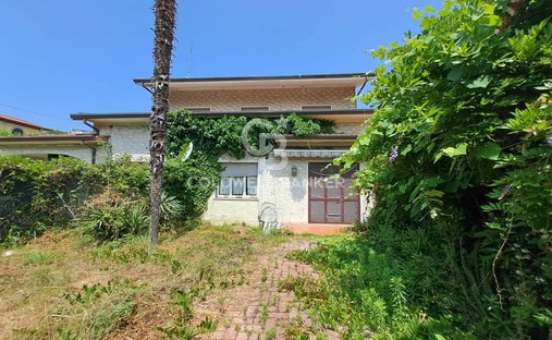 Villa in Vittoria Apuana, Forte dei Marmi, Tuscany 1