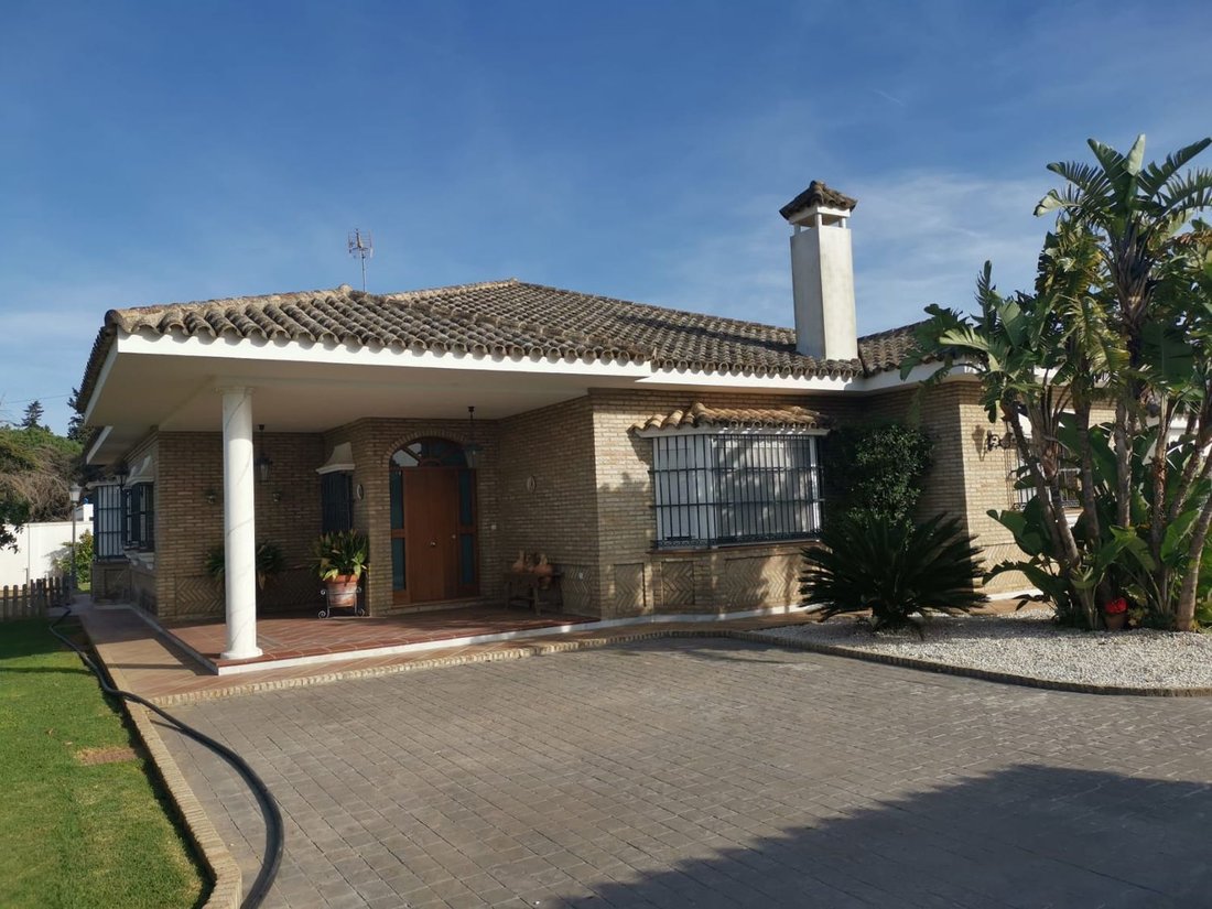 Villa in Chiclana de la Frontera, Andalusia, Spain 1 - 15835343