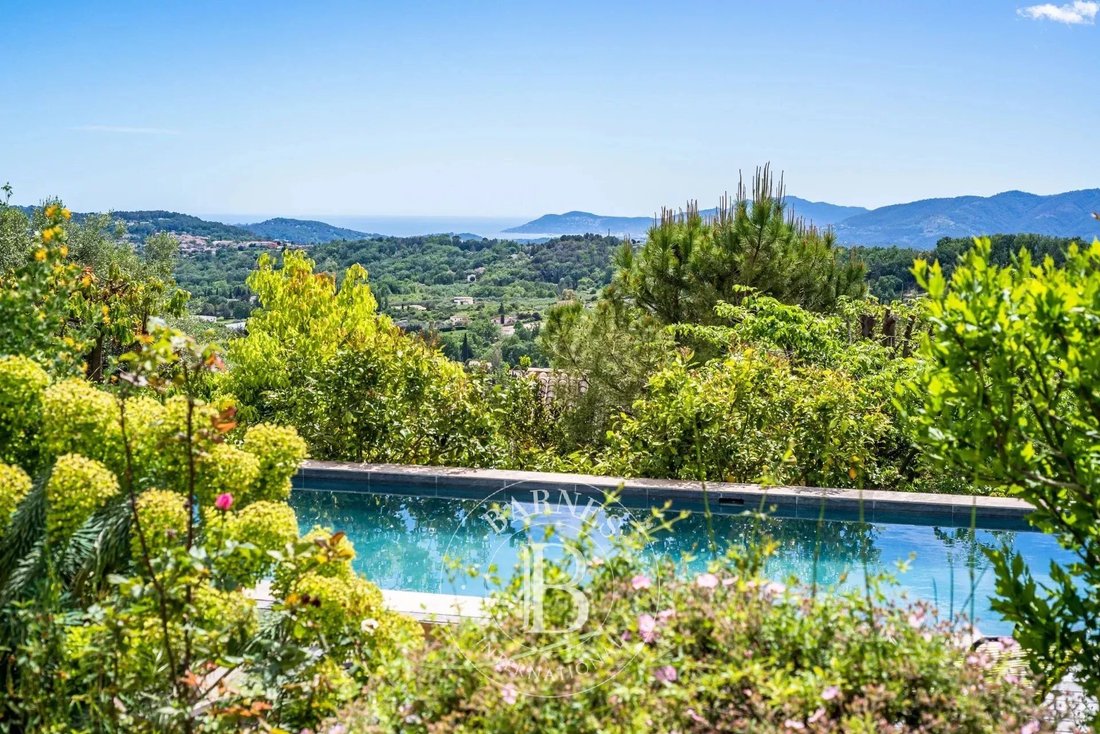 Villa in Châteauneuf-Grasse, Provence-Alpes-Côte d'Azur, France 1 - 15674168