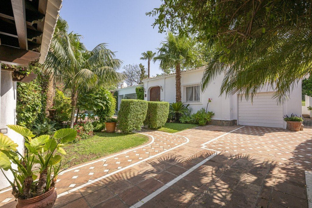 Villa in Guadalmina Alta, San Pedro de Alcantara, Spain 3 - 15841552