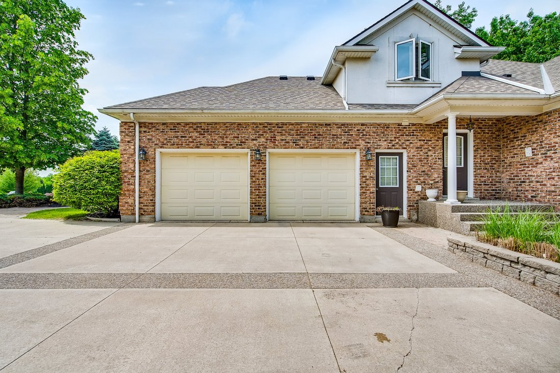 House in Niagara Falls, Ontario, Canada 3 - 15853686
