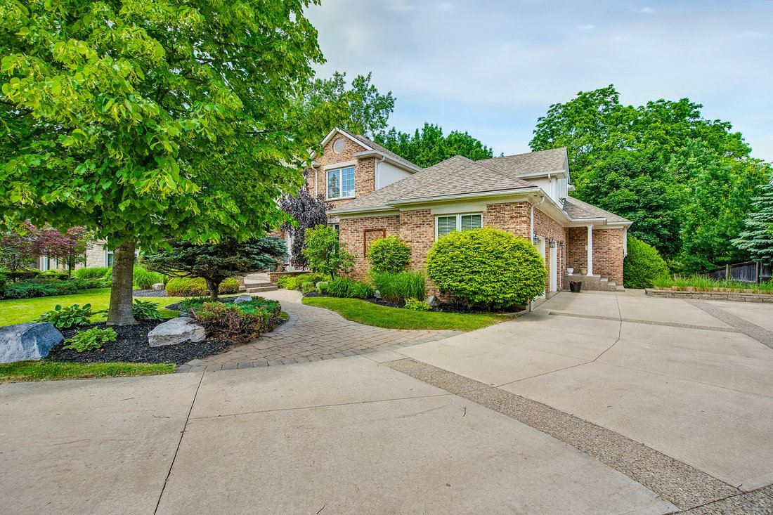 House in Niagara Falls, Ontario, Canada 2 - 15853686