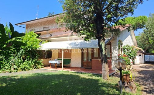 Villa in Vittoria Apuana, Forte dei Marmi, Tuscany 1