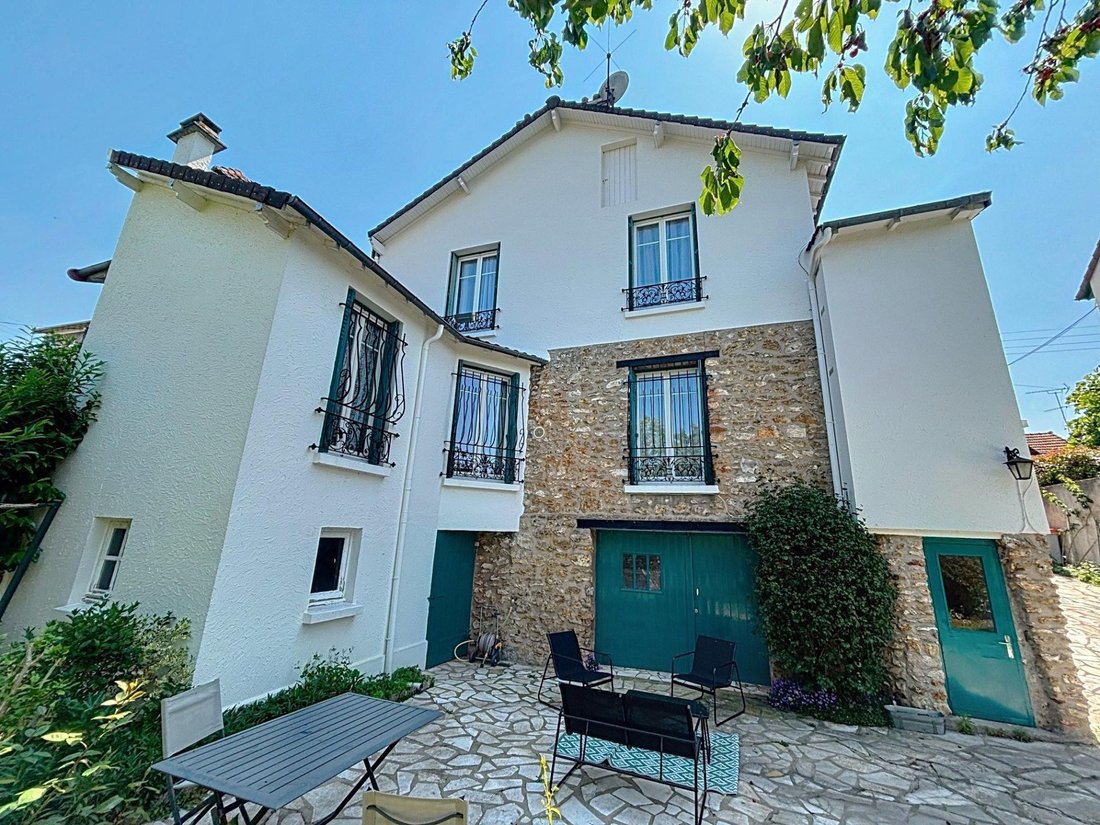 House in Poissy, Ile-de-France, France 1 - 15841226