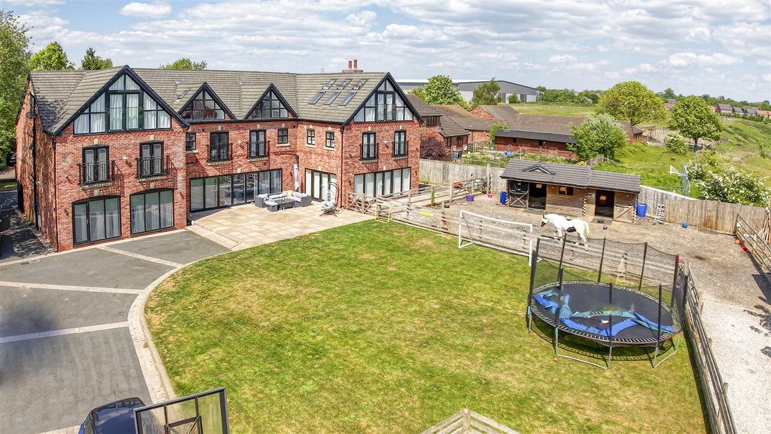 House in Chadderton, England 5 - 15841799