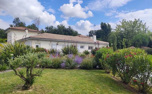 Propriété D'exception Avec 2 Maisons Indépendantes, Piscine Et Jardin Paysager